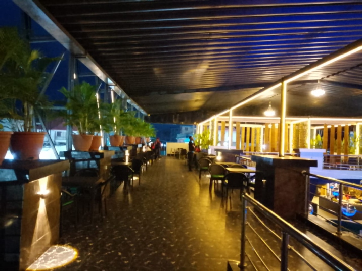 De-Latinos rooftop lounge walkway